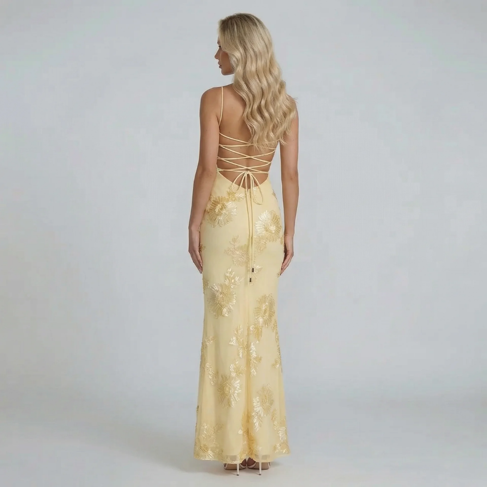 Yellow embroidered maxi dress with spaghetti straps, detail of the bodice