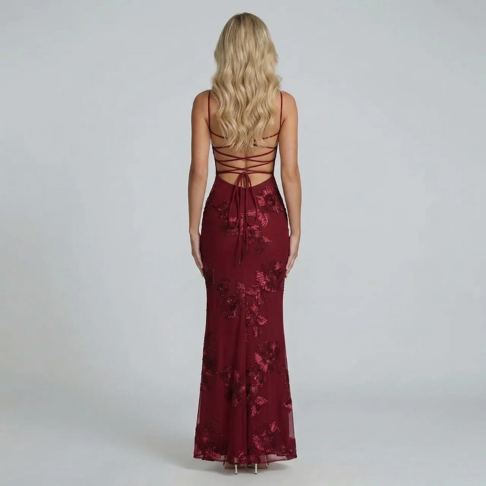 Red embroidered maxi dress with spaghetti straps, detail of the bodice